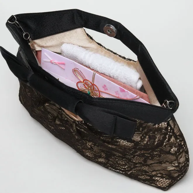 ベージュのリボンとレースのバッグ