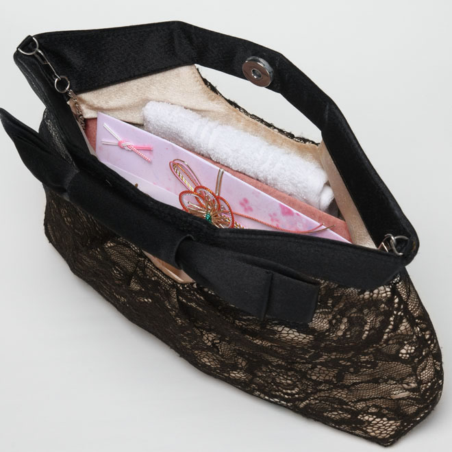 ベージュのリボンとレースのバッグ