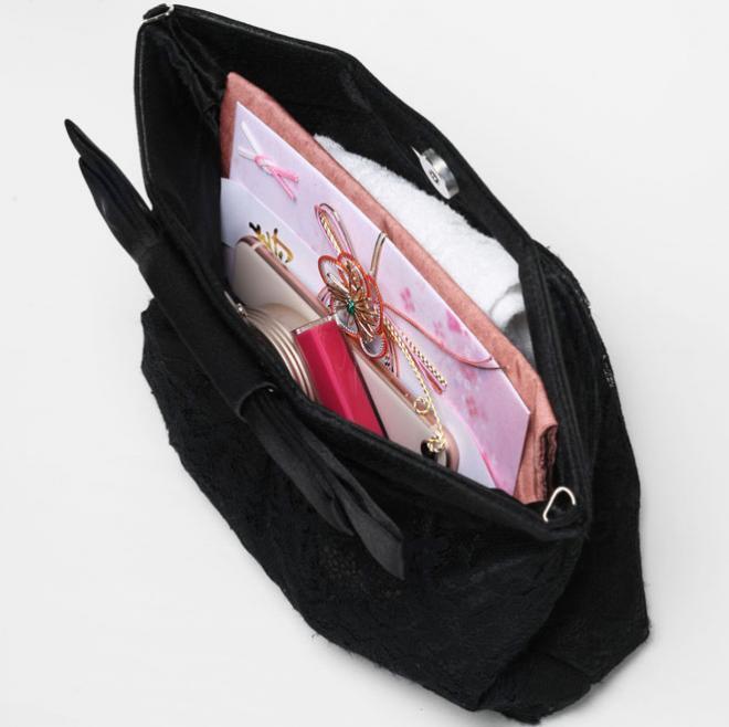 ブラックのリボンとレースのバッグ