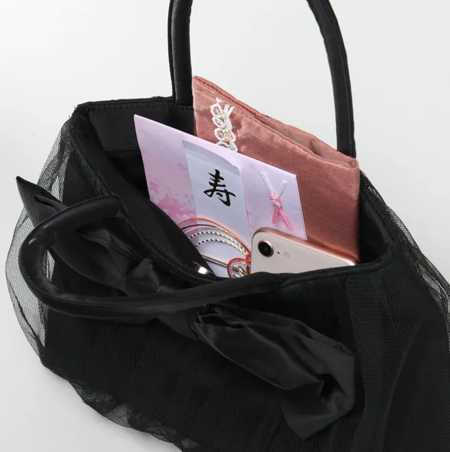 ブラックのリボンチュールバッグ