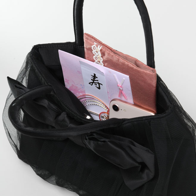 ブラックのリボンチュールバッグ