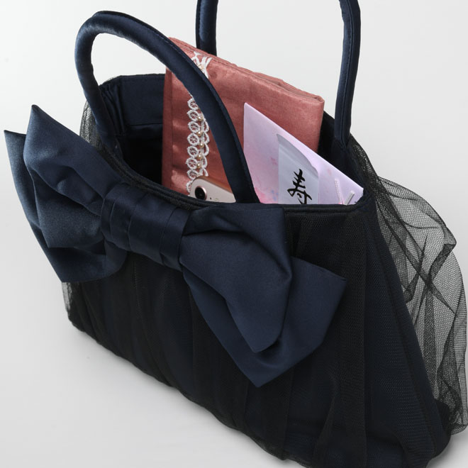 ネイビーのリボンチュールバッグ