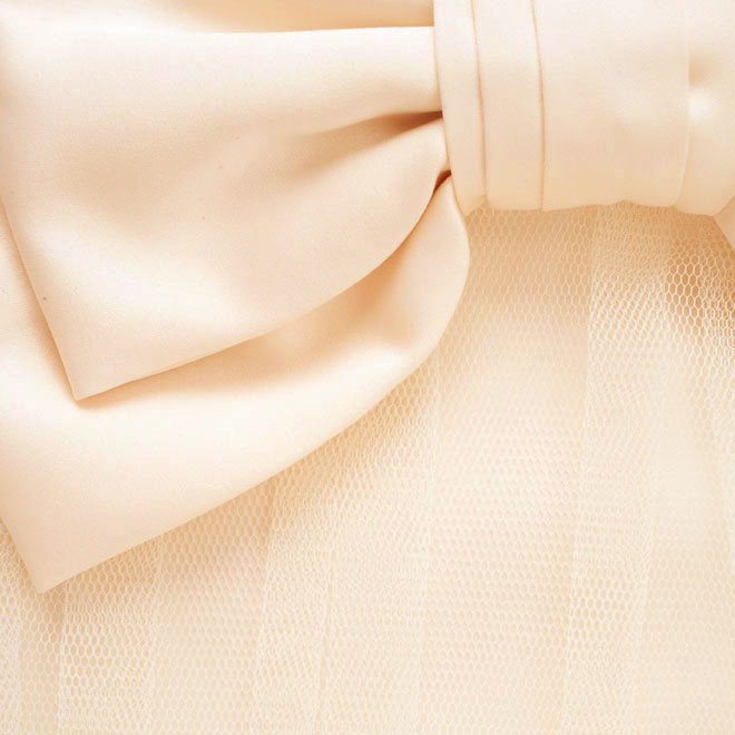 ベージュのリボンチュールバッグ