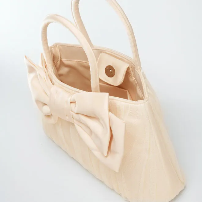 ベージュのリボンチュールバッグ