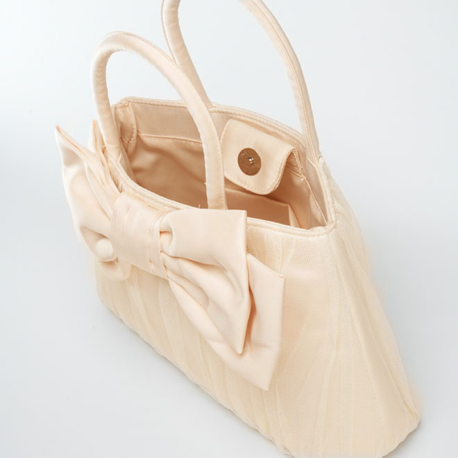 ベージュのリボンチュールバッグ