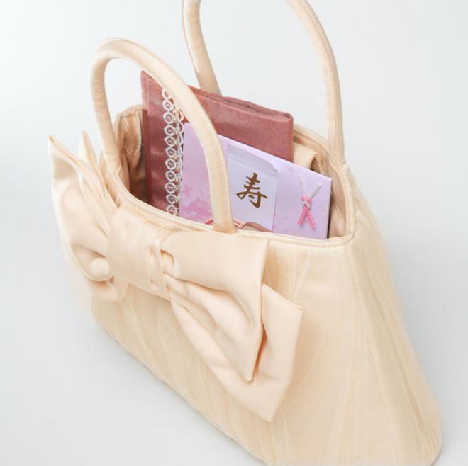 ベージュのリボンチュールバッグ