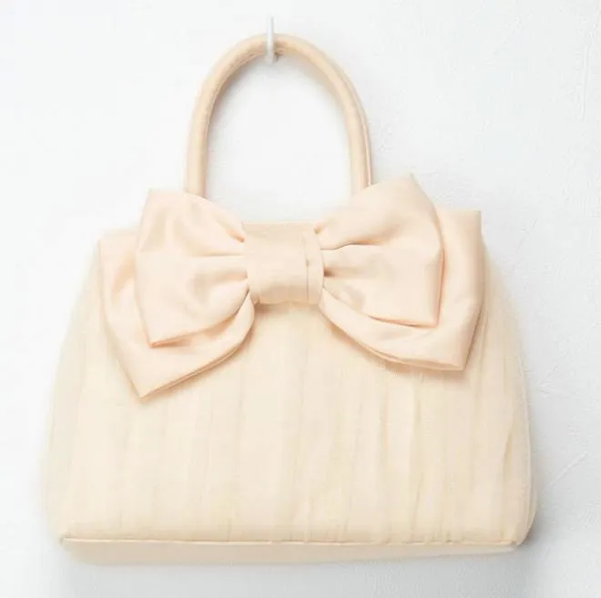 ベージュのリボンチュールバッグ