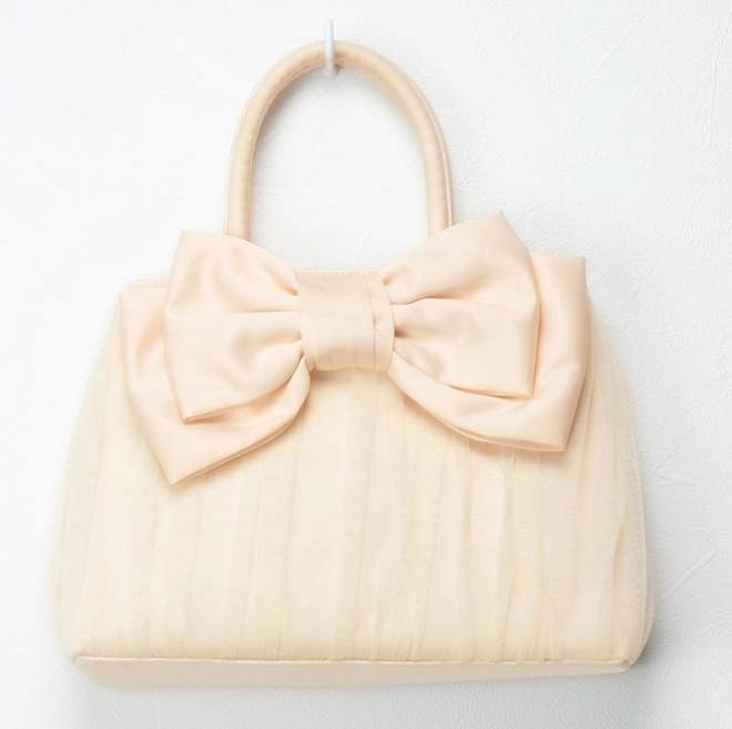 ベージュのリボンチュールバッグ