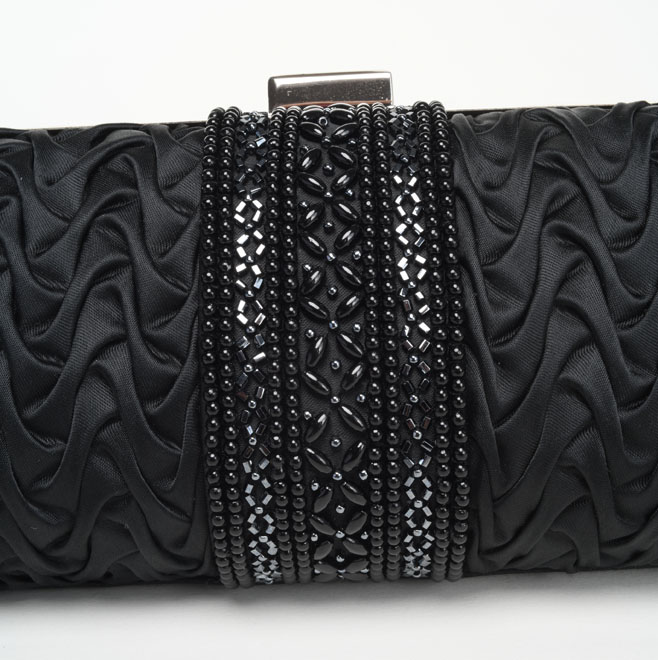 ブラックのエレガントフリルバッグ