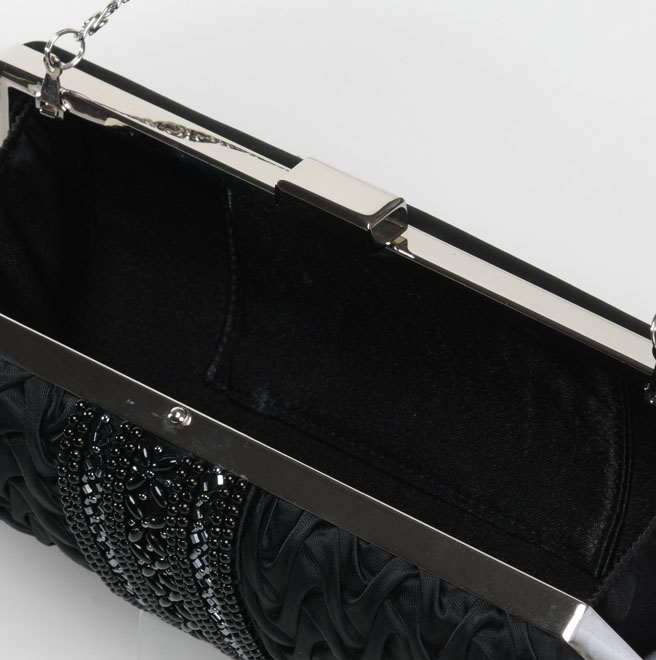 ブラックのエレガントフリルバッグ