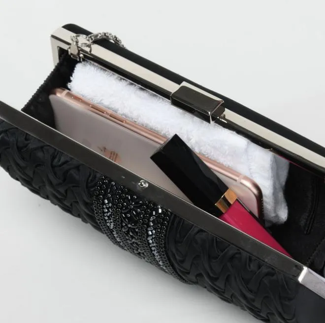 ブラックのエレガントフリルバッグ