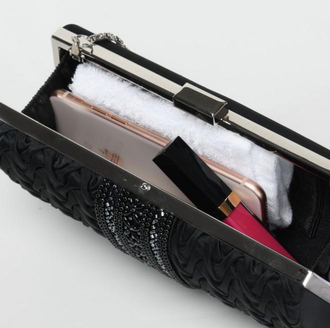 ブラックのエレガントフリルバッグ