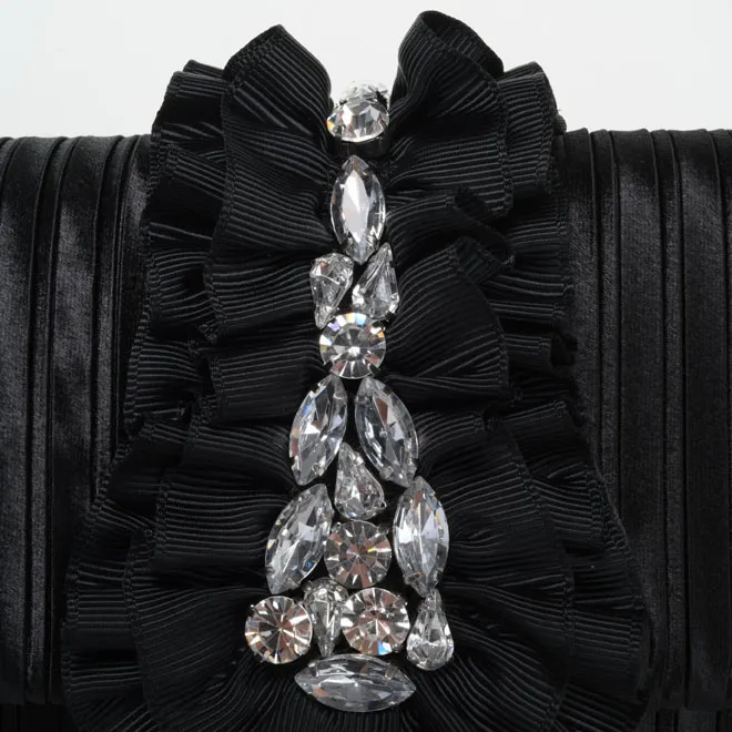 ブラックのフリルビジュー付きバッグ