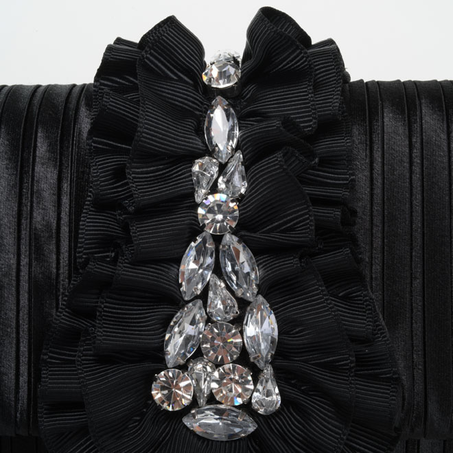 ブラックのフリルビジュー付きバッグ