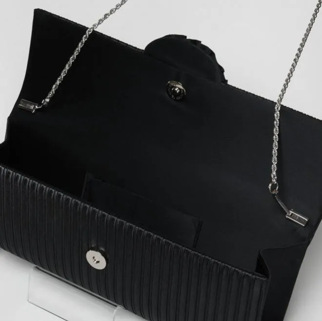 ブラックのフリルビジュー付きバッグ