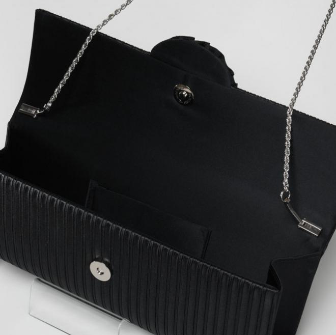 ブラックのフリルビジュー付きバッグ