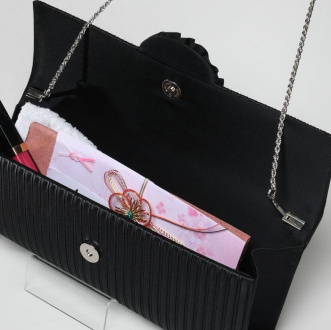 ブラックのフリルビジュー付きバッグ