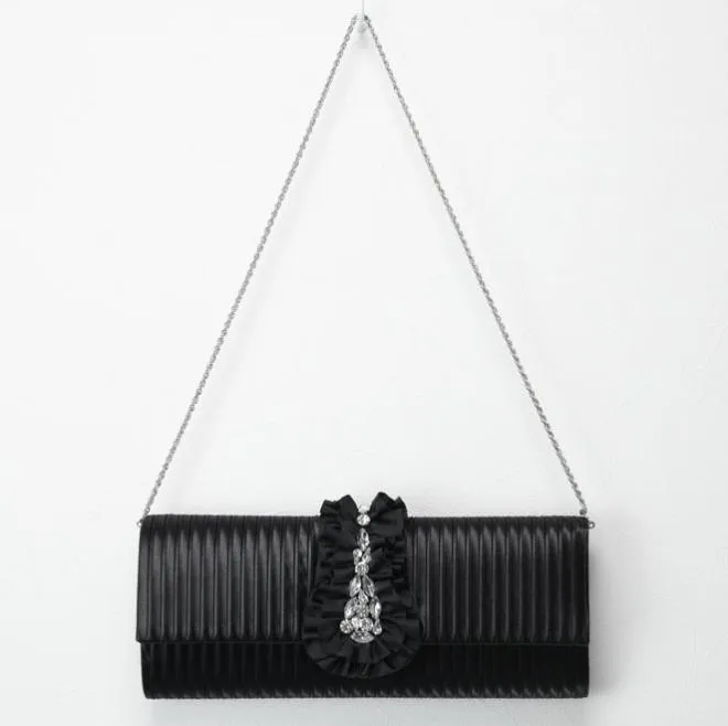 ブラックのフリルビジュー付きバッグ