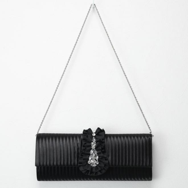 ブラックのフリルビジュー付きバッグ