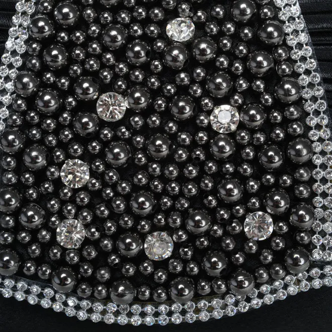 ブラックのパールとビジュー付きバッグ