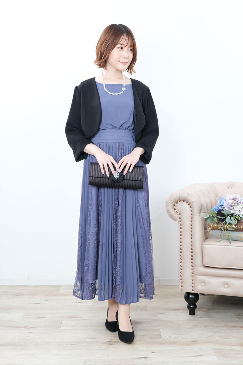 ブラックのV開きシンプルボレロ