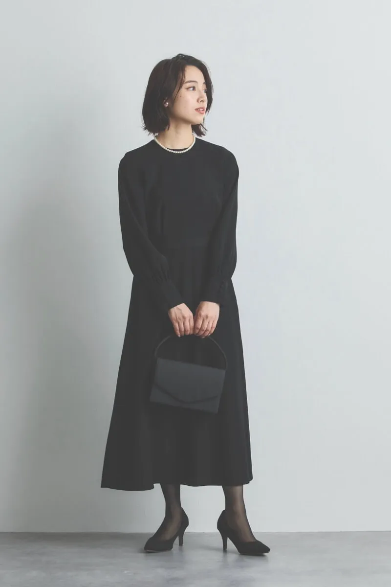 ブラックの袖ボタンフォーマルドレス