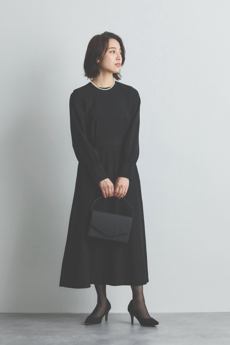 ブラックの袖ボタンフォーマルドレス