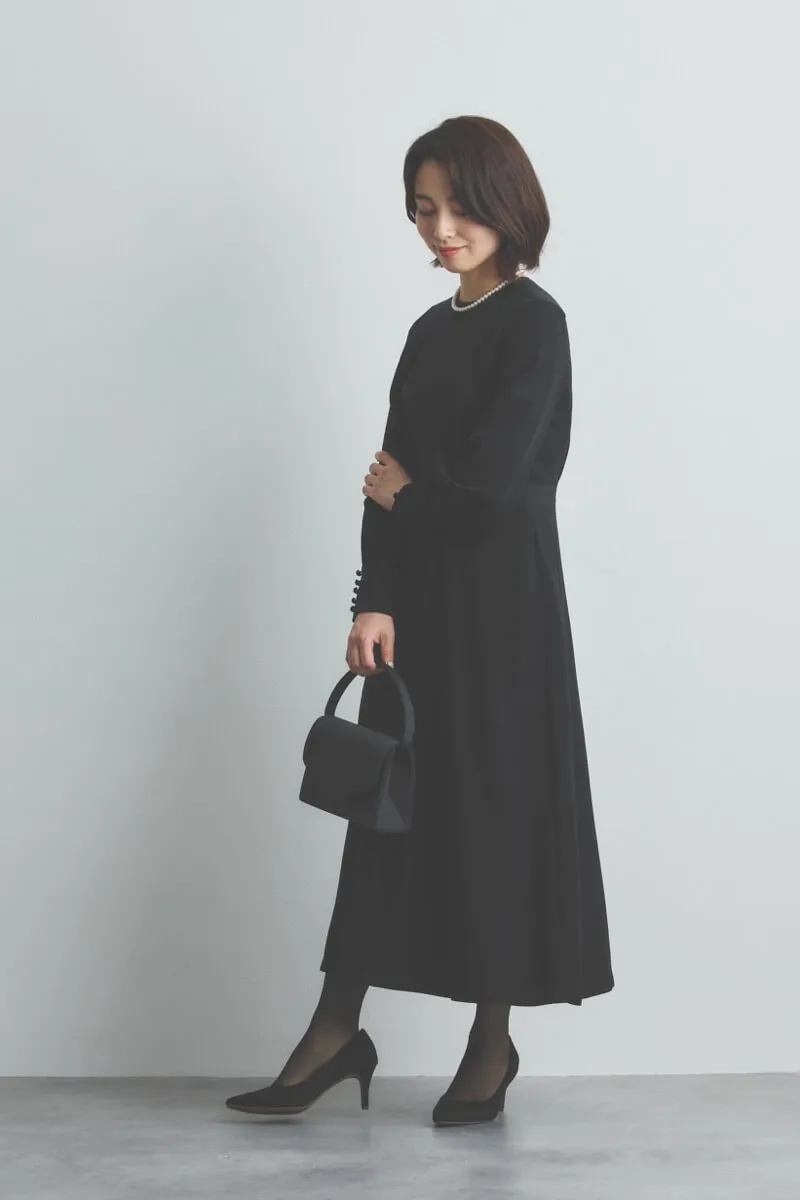ブラックの袖ボタンフォーマルドレス