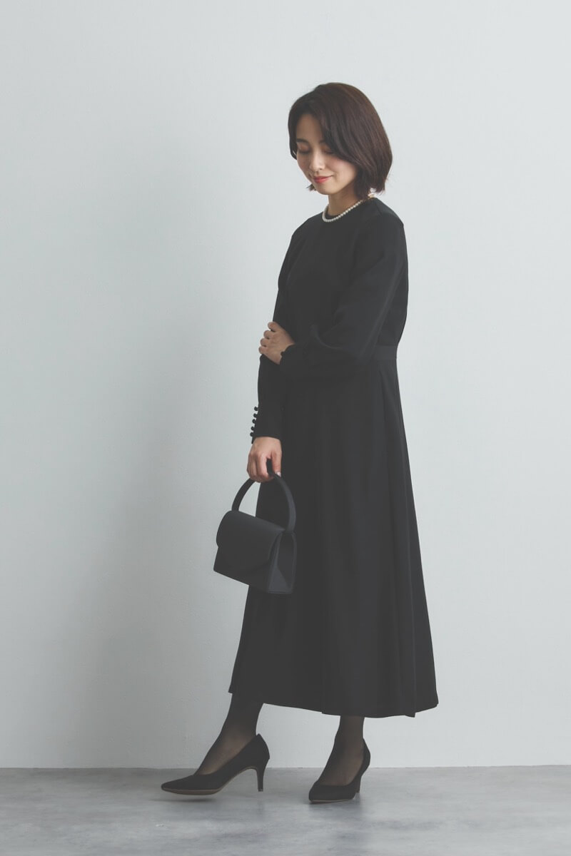 ブラックの袖ボタンフォーマルドレス