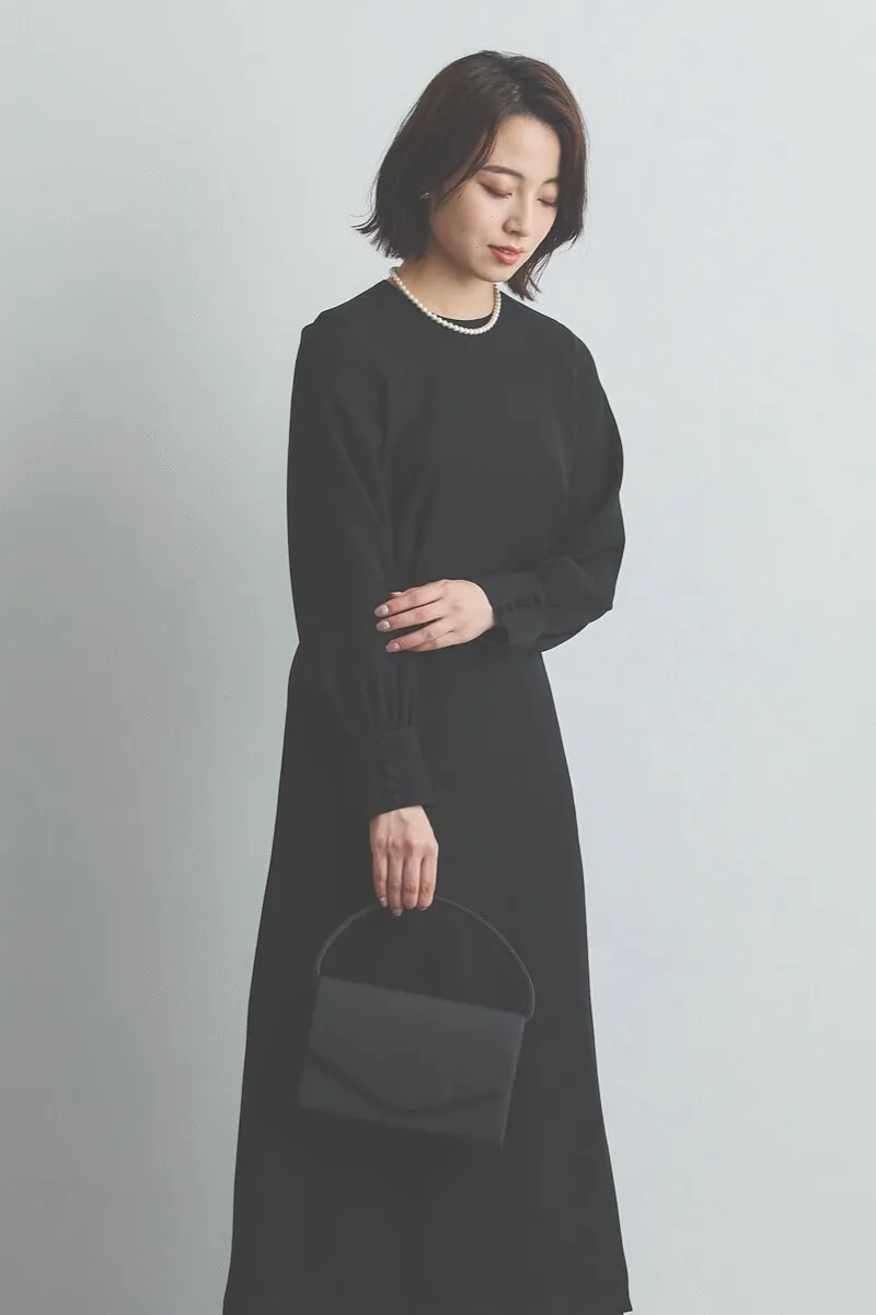 ブラックの袖ボタンフォーマルドレス