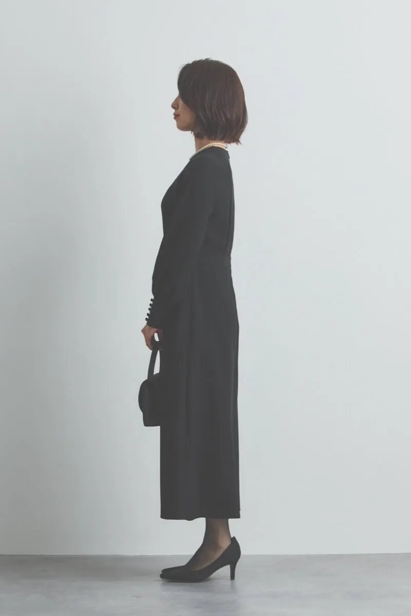 ブラックの袖ボタンフォーマルドレス