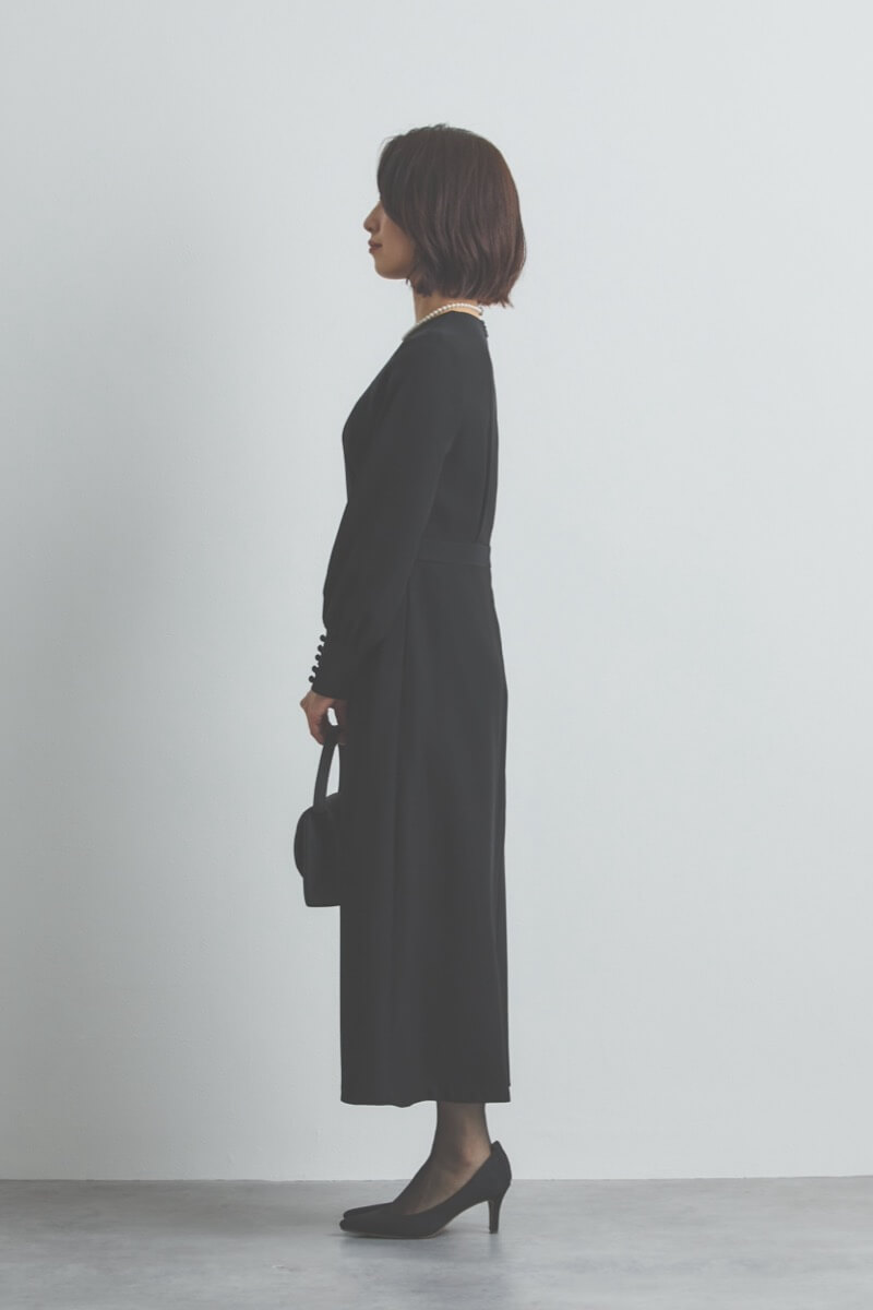 ブラックの袖ボタンフォーマルドレス