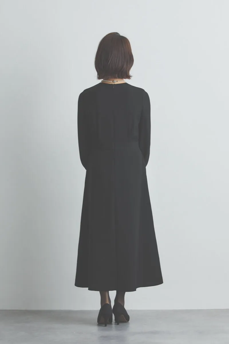 ブラックの袖ボタンフォーマルドレス