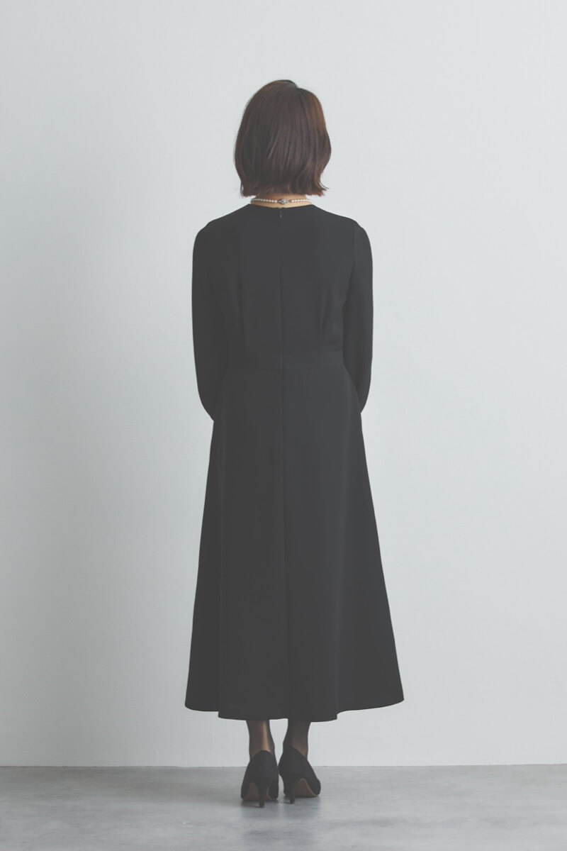 ブラックの袖ボタンフォーマルドレス