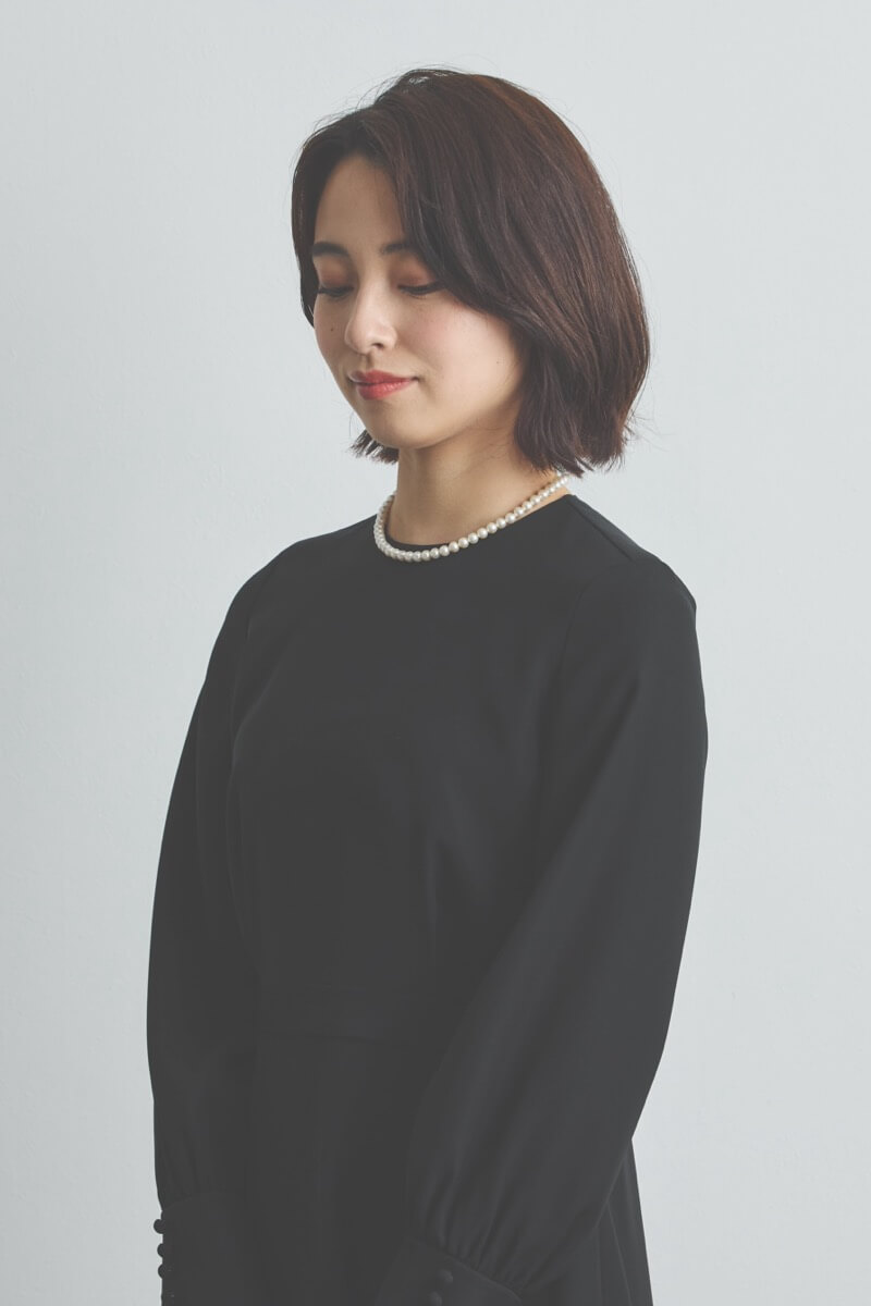 ブラックの袖ボタンフォーマルドレス