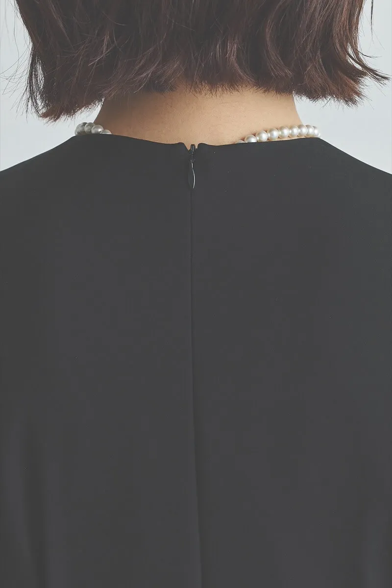 ブラックの袖ボタンフォーマルドレス