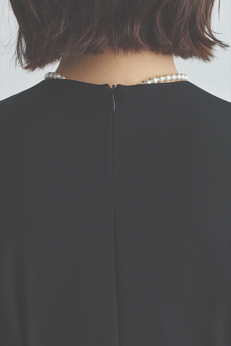 ブラックの袖ボタンフォーマルドレス