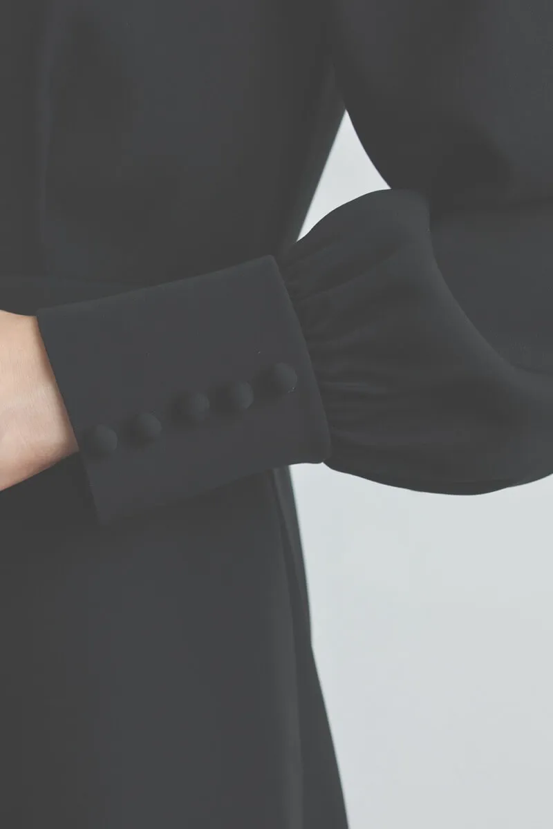 ブラックの袖ボタンフォーマルドレス