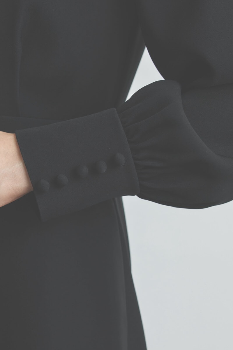 ブラックの袖ボタンフォーマルドレス