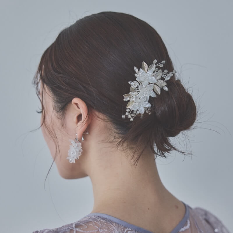 シルバーのフラワーヘアクリップ