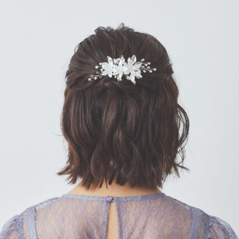 シルバーのフラワーヘアクリップ