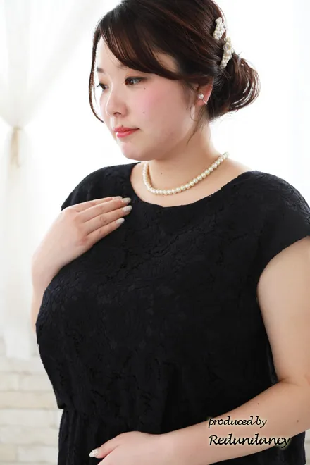 ネイビーの2ピース風総レースドレス