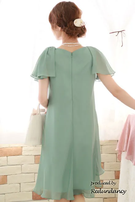 グリーンのパフスリーブドレープドレス