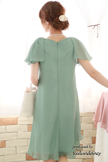 グリーンのパフスリーブドレープドレス