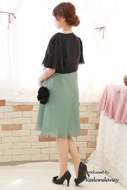 グリーンのパフスリーブドレープドレス