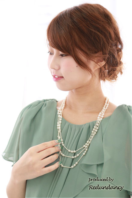 グリーンのパフスリーブドレープドレス