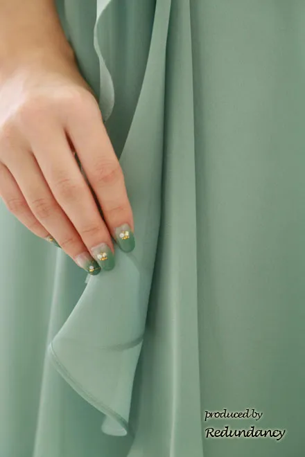 グリーンのパフスリーブドレープドレス