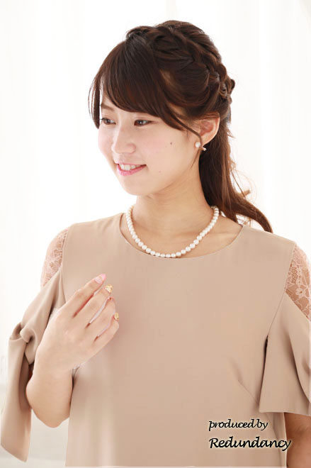 ページュピンクのリボンスリーブドレス