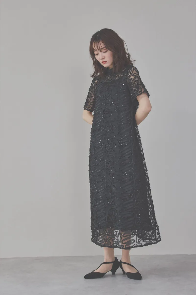 ブラックのサテンエンブロイダリードレス
