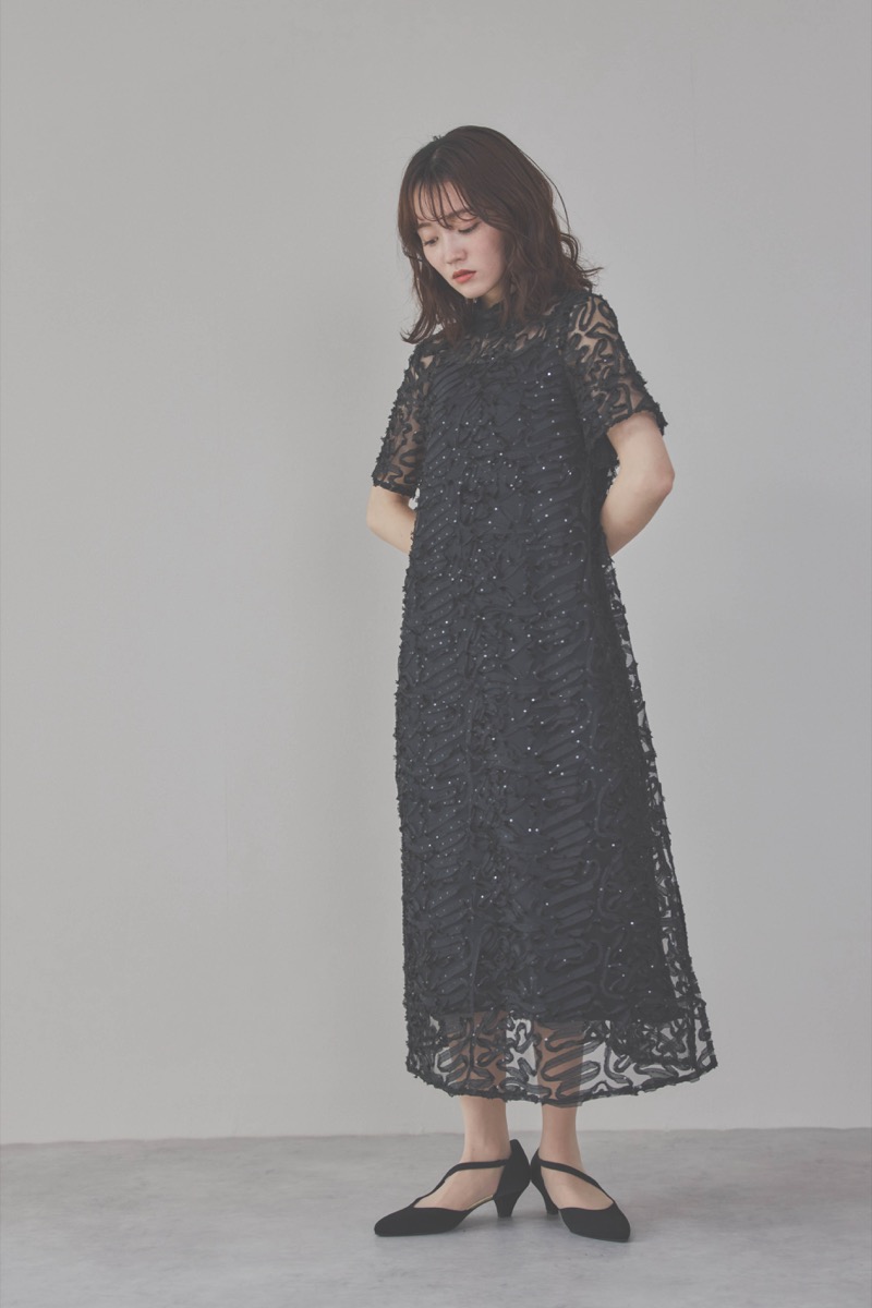 ブラックのサテンエンブロイダリードレス